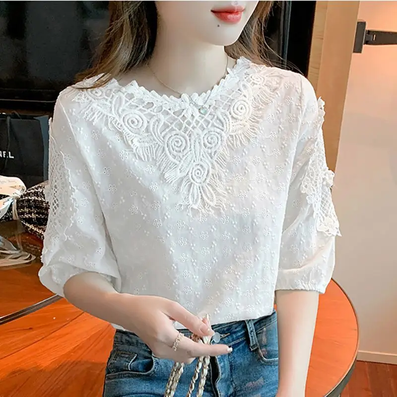 Summer Floral Embroidery Lace Top with Hollowed Out Round Neck Casual Shirt Elegant Short Sleeved Cotton Top for Women L356
Summer Floral Embroidery Lace Top with Hollowed Out Round Neck Casual Shirt Elegant Short Sleeved Cotton Top for Women L356
