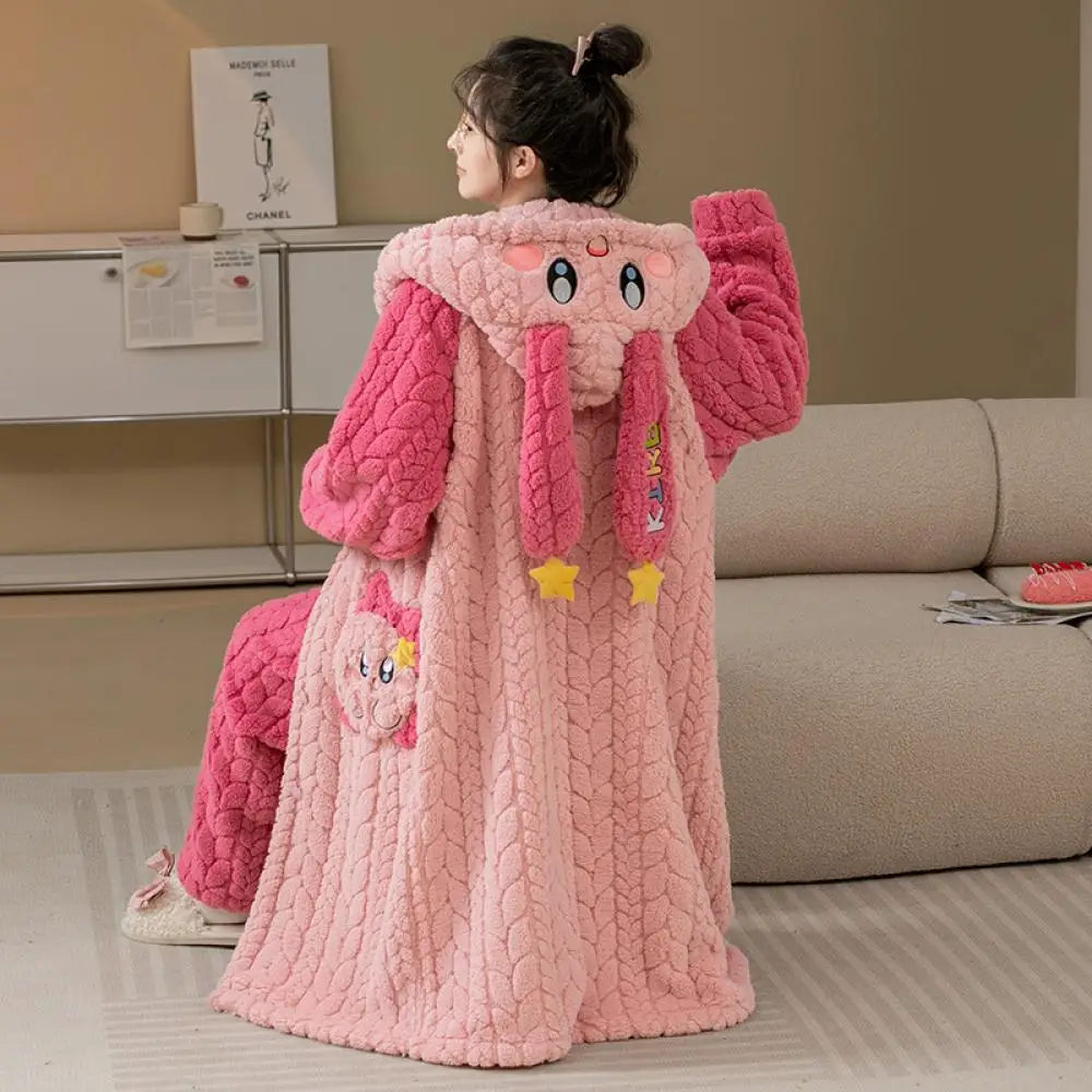 Женская ночная рубашка с капюшоном Kawaii Anime Kirby из кораллового бархата для девушек осень-зима Свободная Повседневная Милая мультяшная утолщенная теплая домашняя одежда
Женская ночная рубашка с капюшоном Kawaii Anime Kirby из кораллового бархата для девушек осень-зима Свободная Повседневная Милая мультяшная утолщенная теплая домашняя одежда