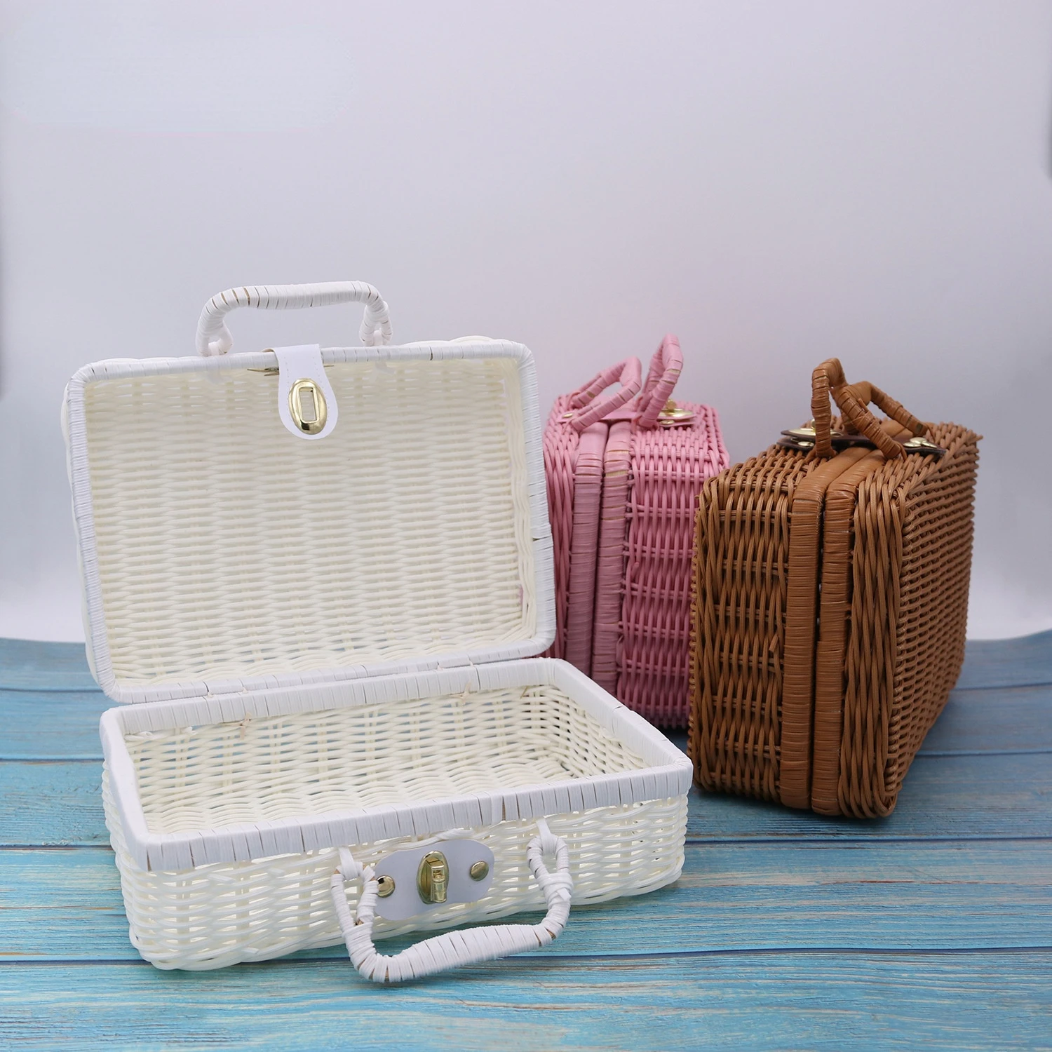 Cosmetic finishing rattan box retro props rattan suitcase PP woven rattan storage box make up organizer box jewelry organizer
Cosmetic finishing rattan box retro props rattan suitcase PP woven rattan storage box make up organizer box jewelry organizer