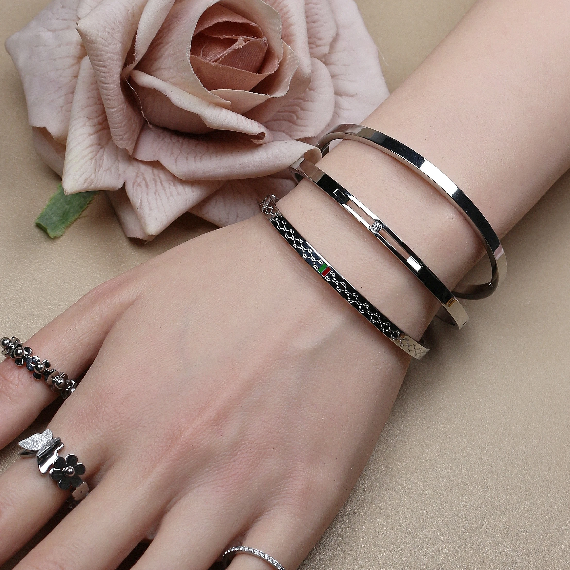 18 K Gold Plated Stainless Steel 55 MM Red/Green Bangles , Fashionable Jewelry For Men And Women Wholesale 18 K Gold Plated Stainless Steel 55 MM Red/Green Bangles , Fashionable Jewelry For Men And Women Wholesale