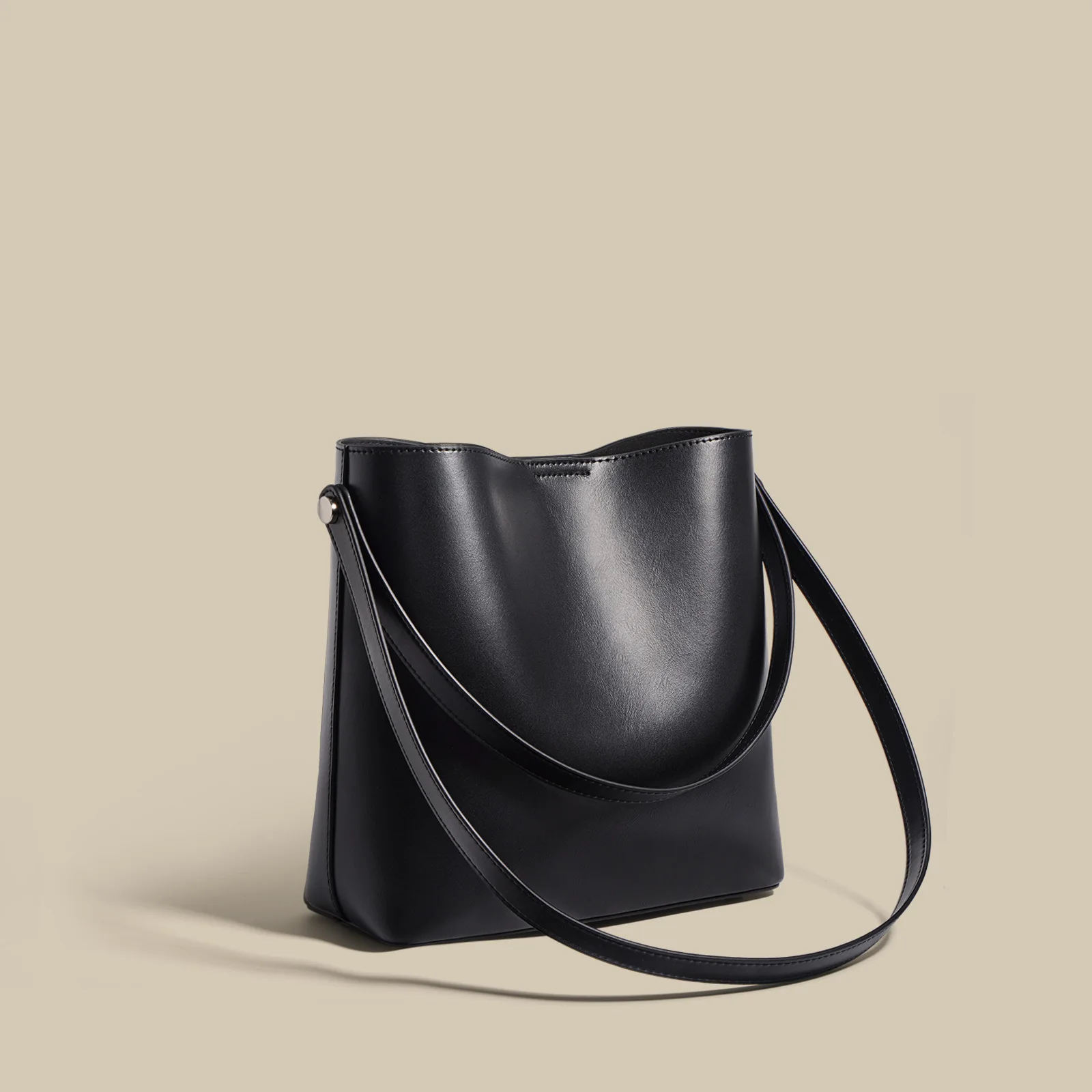 Leather Women's Bag 2022 New Fashion Leisure Small Crowd Tote Bag Large Capacity One Shoulder Cowhide Commuter Bucket Bag
Leather Women's Bag 2022 New Fashion Leisure Small Crowd Tote Bag Large Capacity One Shoulder Cowhide Commuter Bucket Bag