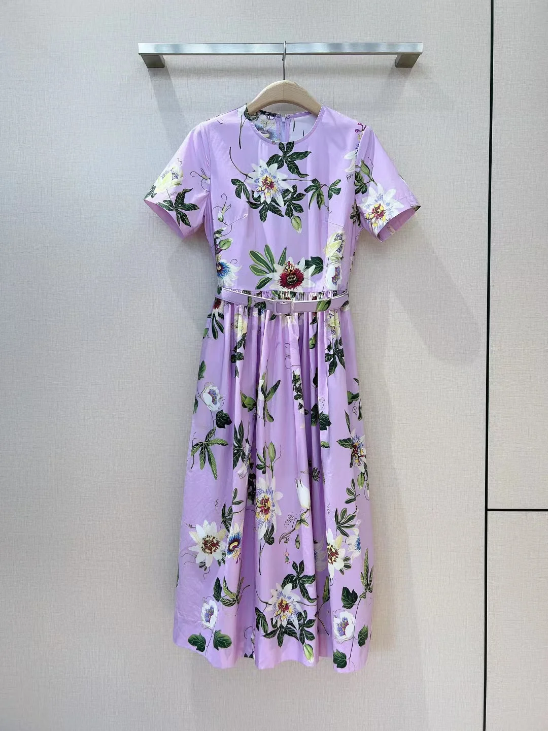 High Quality 2023 Summer Women Fashion Runway Vintage Holiday Midi Flowers Print Dress Ladies Slim Hot Sale Dresses
High Quality 2023 Summer Women Fashion Runway Vintage Holiday Midi Flowers Print Dress Ladies Slim Hot Sale Dresses