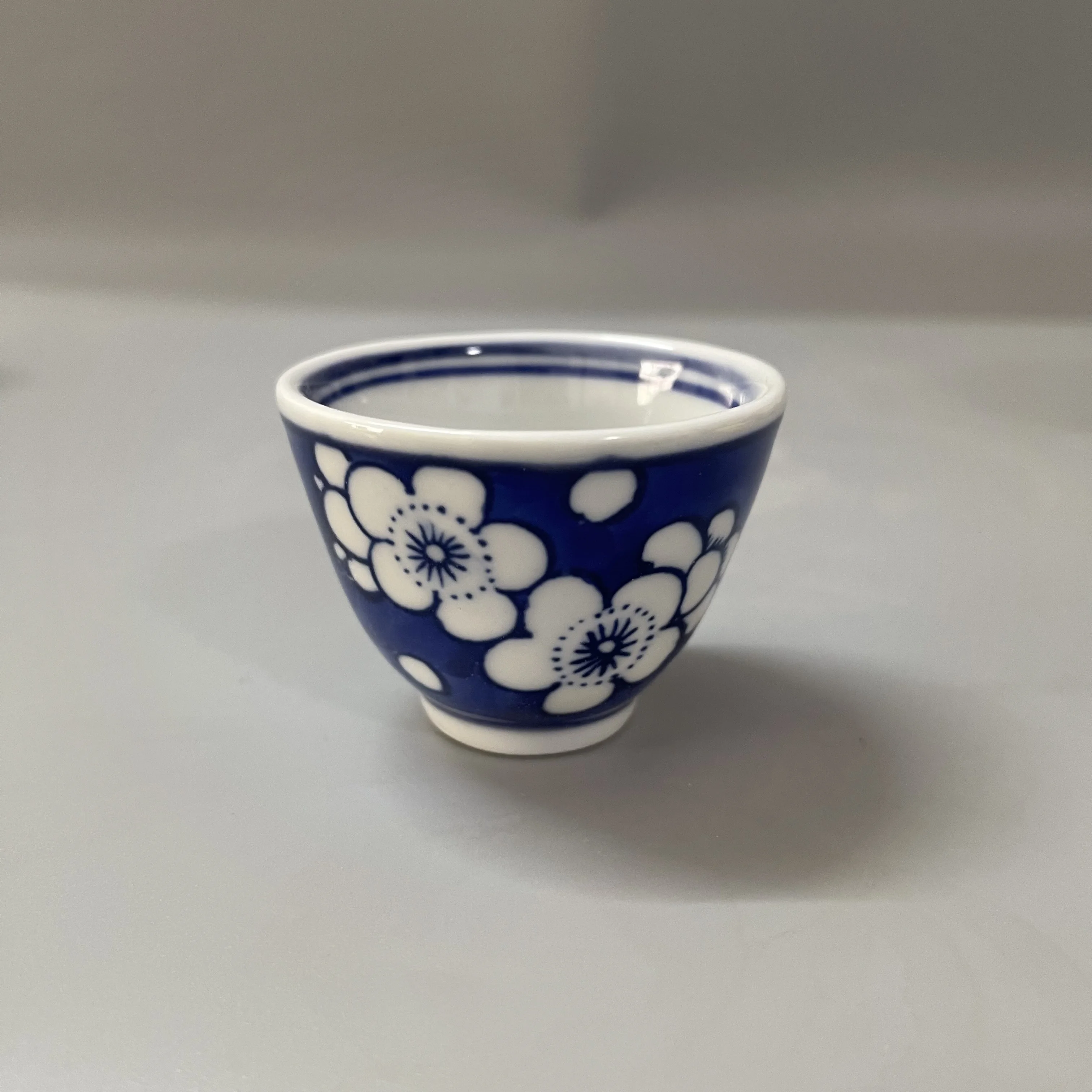 

567 Blue-and-White Ice Plum The Art of Goods in the Old Factory of Porcelain Cups and Tea Sets in Qing Dynasty and Late Dynasty