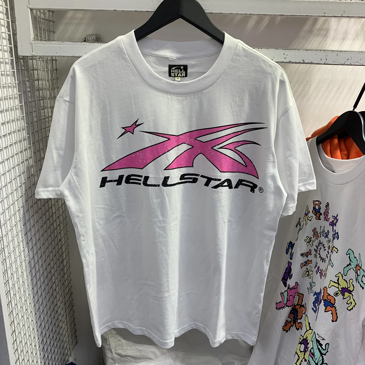 Hellstar, американский Ретро стиль, дышащие розовые футболки с большим рисунком логотипа, мужские футболки с коротким рукавом
Hellstar, американский Ретро стиль, дышащие розовые футболки с большим рисунком логотипа, мужские футболки с коротким рукавом