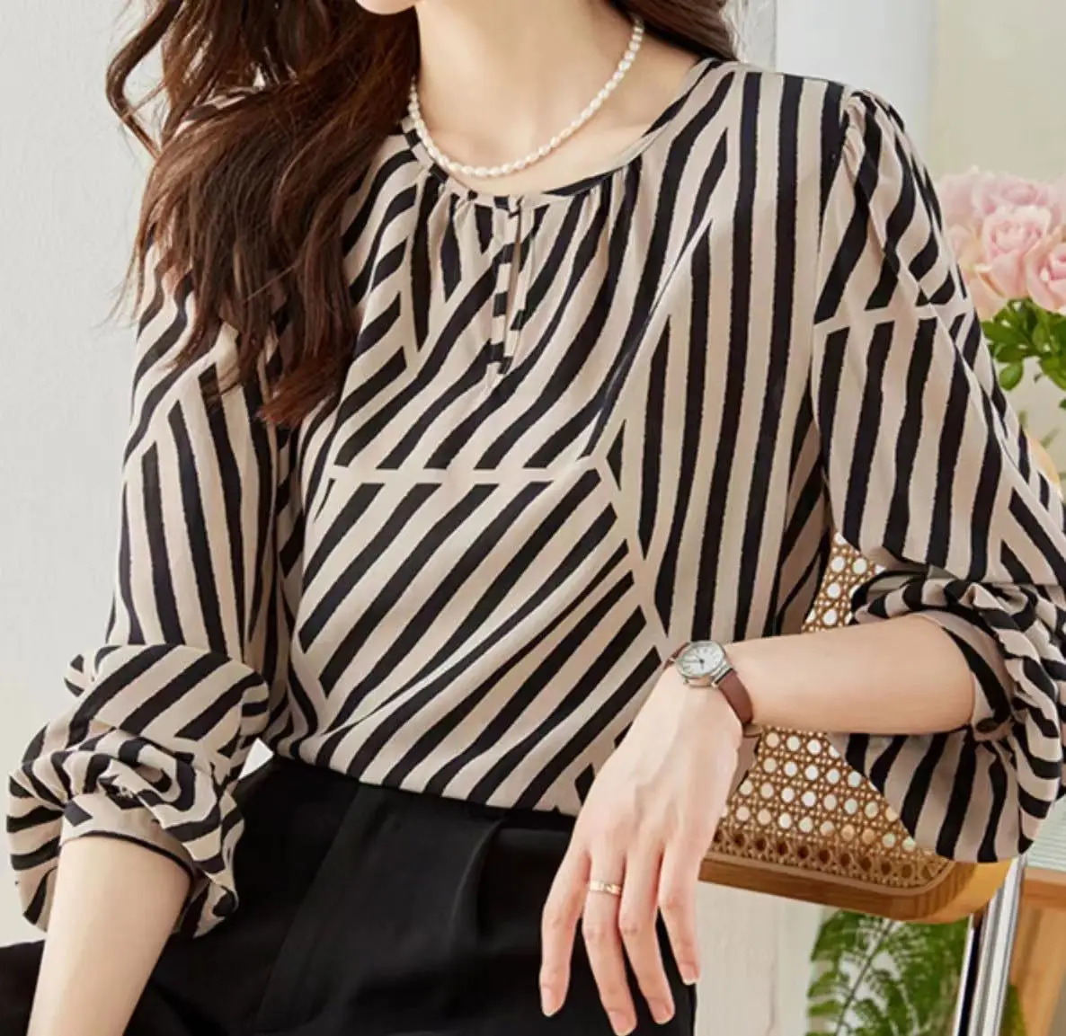 2023 Autumn New Style Elegant Office Lady Round Neck Chiffon Blouse Shirt Women Fashion Classic Stripe Loose Pullover Shirt Top
2023 Autumn New Style Elegant Office Lady Round Neck Chiffon Blouse Shirt Women Fashion Classic Stripe Loose Pullover Shirt Top