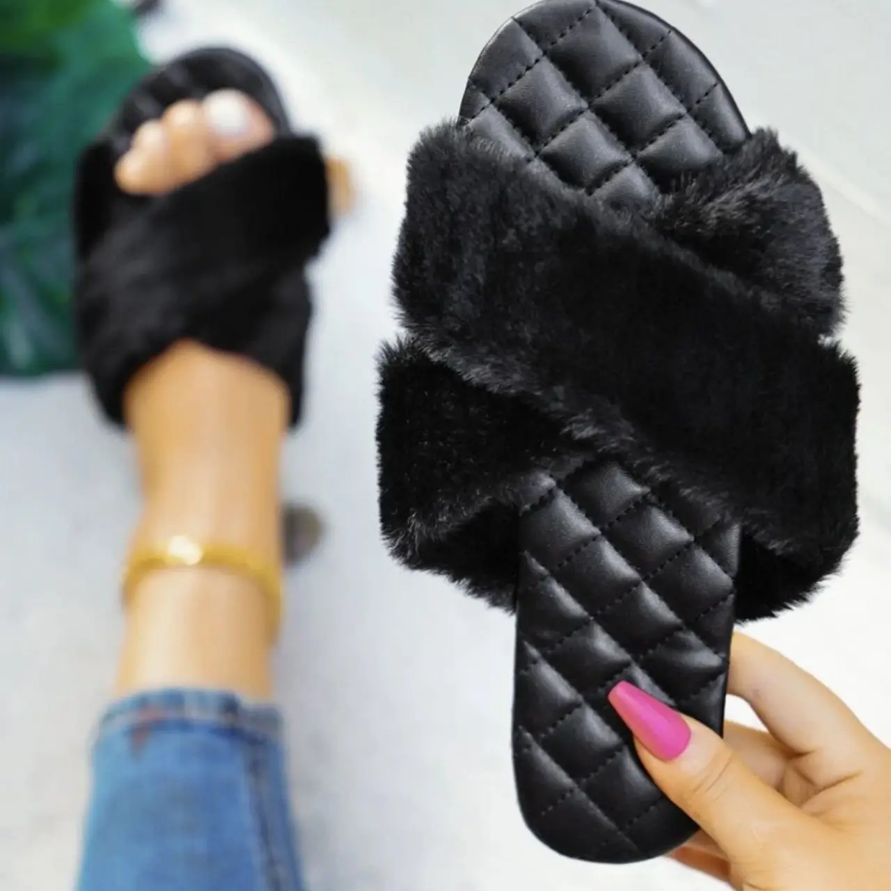 Women's shoes cross-help plush slippers female autumn and winter flat simple and comfortable one-word plush plus size slippers
Women's shoes cross-help plush slippers female autumn and winter flat simple and comfortable one-word plush plus size slippers