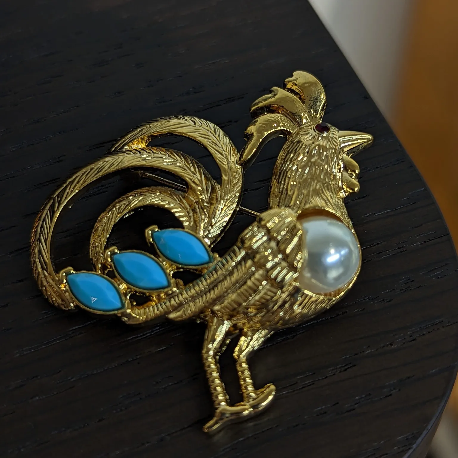 European and American Fashion Vintage High Quality Carved Brooch Rooster Style Pearl Inlaid Brooch Corsage for Men and Women
European and American Fashion Vintage High Quality Carved Brooch Rooster Style Pearl Inlaid Brooch Corsage for Men and Women