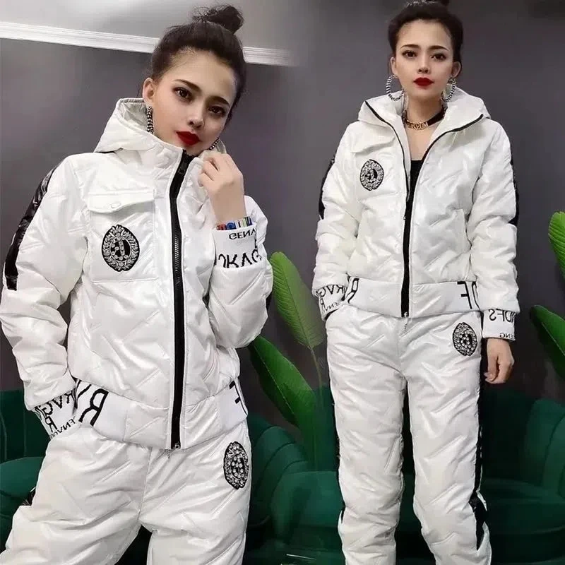 Зимний женский блестящий костюм в Корейском стиле, парка большого размера 4Xl 5Xl, комплект из двух предметов, повседневное короткое пальто с капюшоном и хлопковой подкладкой и утепленные брюки
Зимний женский блестящий костюм в Корейском стиле, парка большого размера 4Xl 5Xl, комплект из двух предметов, повседневное короткое пальто с капюшоном и хлопковой подкладкой и утепленные брюки