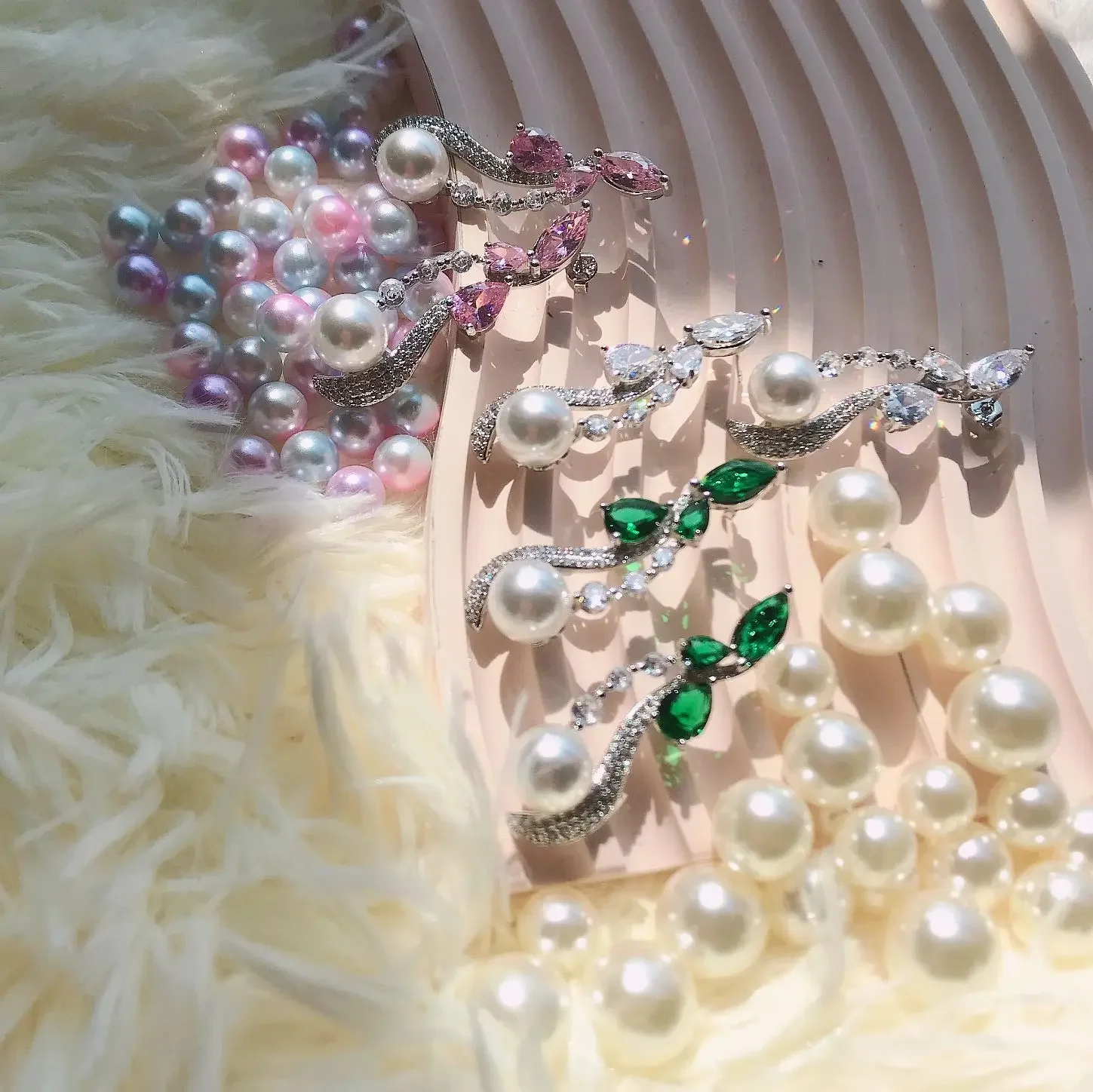 Серьги Lihua в тяжелой промышленности с цирконом класса ААА, покрытые 18k, яркие, щедрые, Ruili, инкрустированные улучшенными чувствами, многоцветные серьги, распродажа
Серьги Lihua в тяжелой промышленности с цирконом класса ААА, покрытые 18k, яркие, щедрые, Ruili, инкрустированные улучшенными чувствами, многоцветные серьги, распродажа