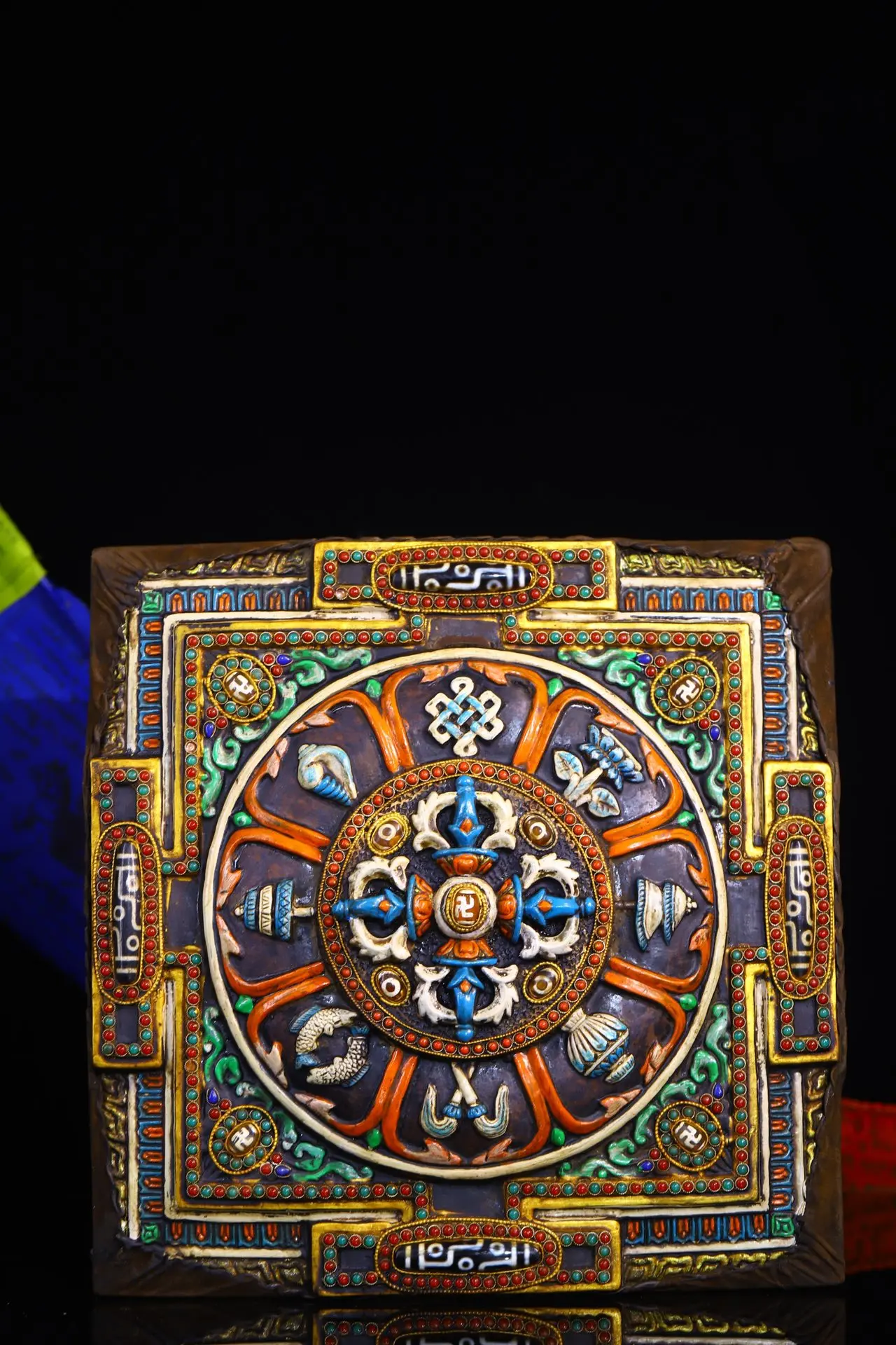 12"Tibetan Temple Collection Old Bronze Painted Mosaic Gem gZi Beads Auspicious Eight Treasures Vajra Thangka hanging screen
12"Tibetan Temple Collection Old Bronze Painted Mosaic Gem gZi Beads Auspicious Eight Treasures Vajra Thangka hanging screen