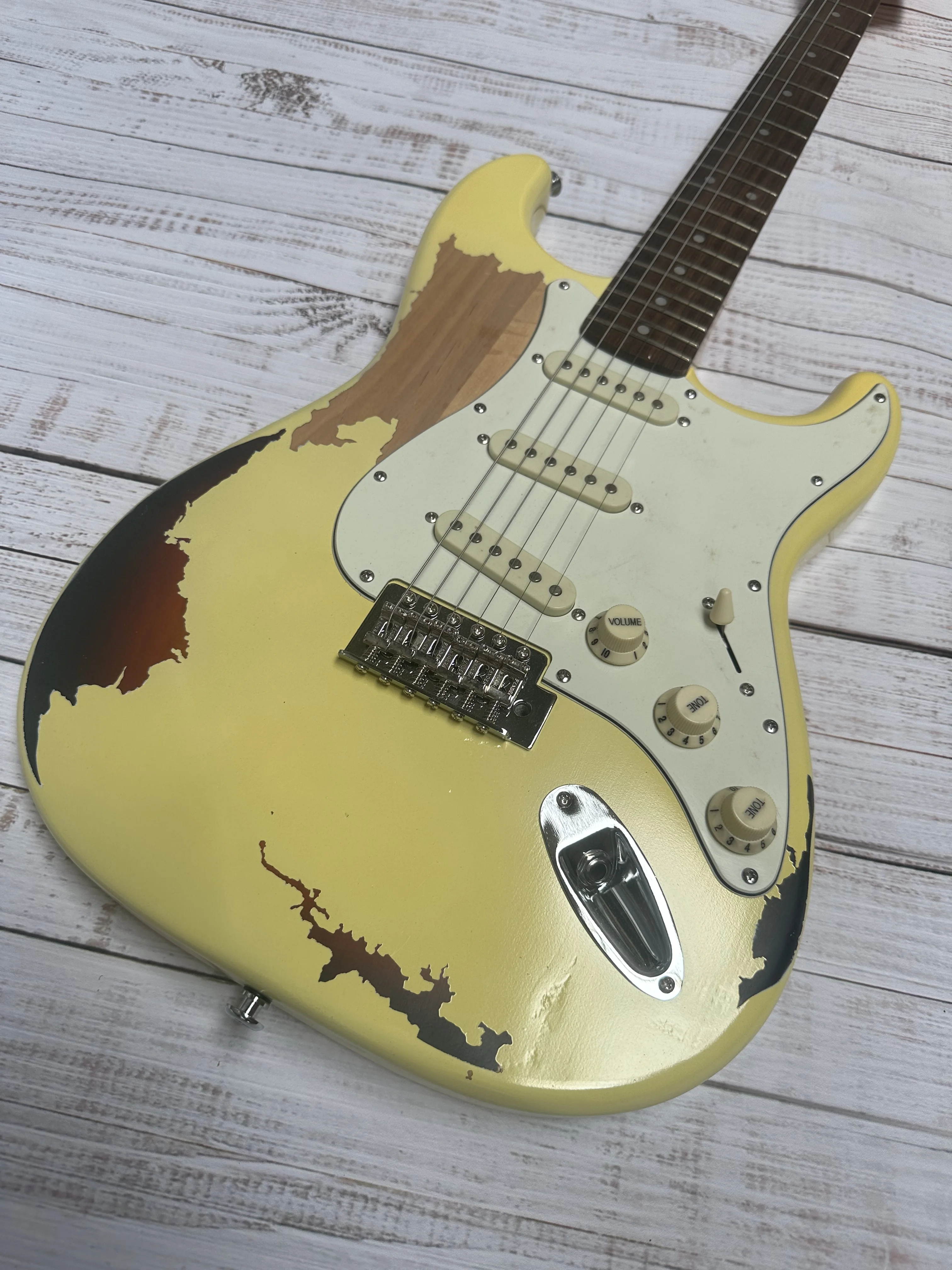 Made old electric guitar, alder body, imported maple fingerboard, lightning package
Made old electric guitar, alder body, imported maple fingerboard, lightning package