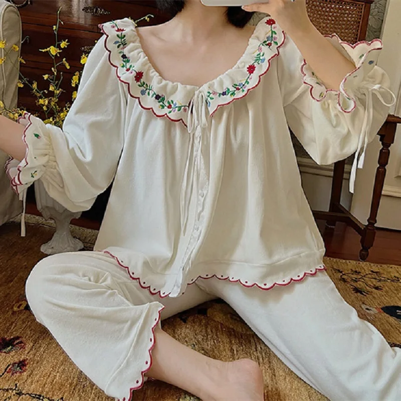 Vintage Velvet Women's Pajamas Sets Elegant White Long Sleeve Sleepwear Suits Winter Autumn Sweet Pyjamas
Vintage Velvet Women's Pajamas Sets Elegant White Long Sleeve Sleepwear Suits Winter Autumn Sweet Pyjamas