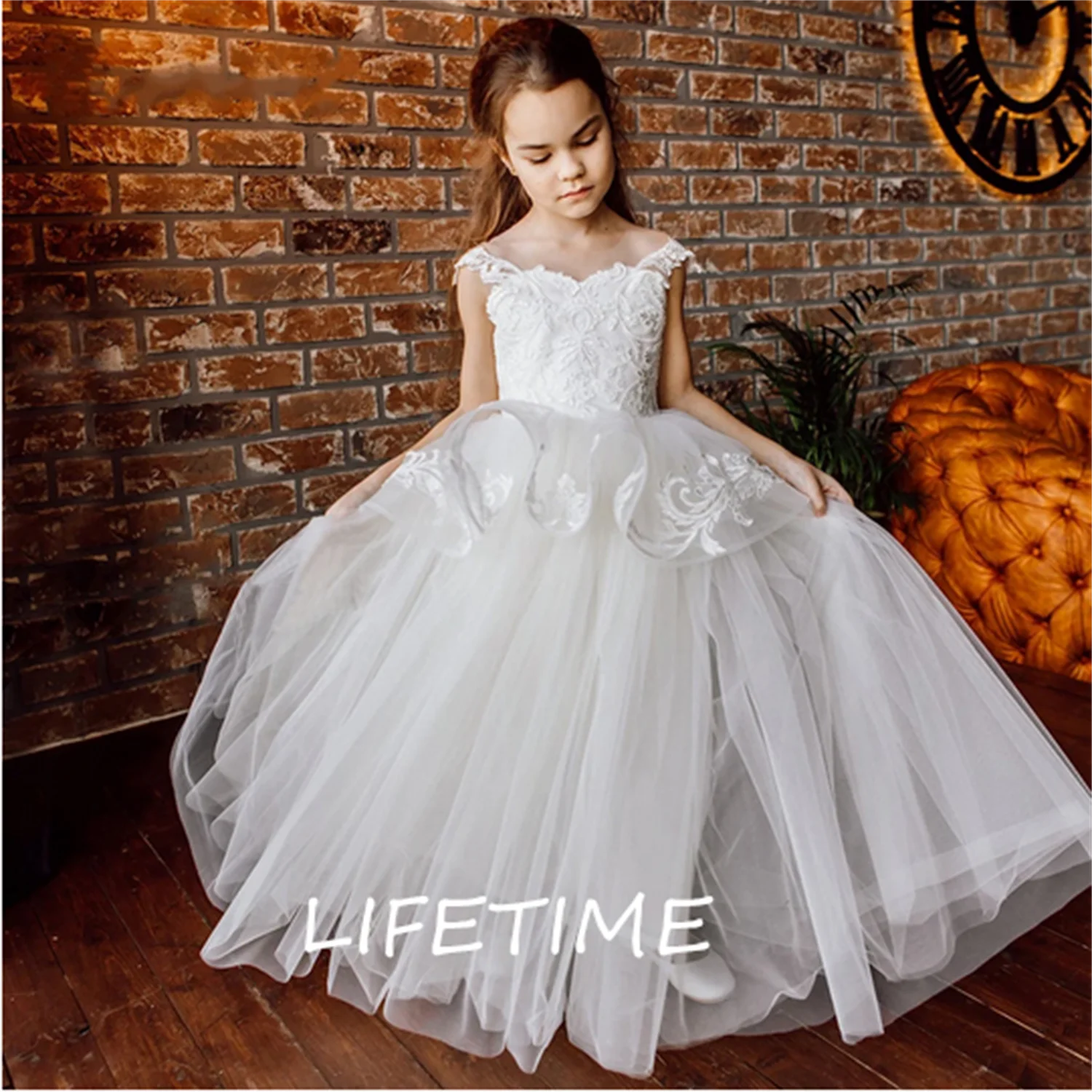 A-line Ivory White Flower Girl Dresses Off Shoulder Appliques Lace Prom Dress Pearls Beadings Celebrity Dresses Vestidos 
A-line Ivory White Flower Girl Dresses Off Shoulder Appliques Lace Prom Dress Pearls Beadings Celebrity Dresses Vestidos
