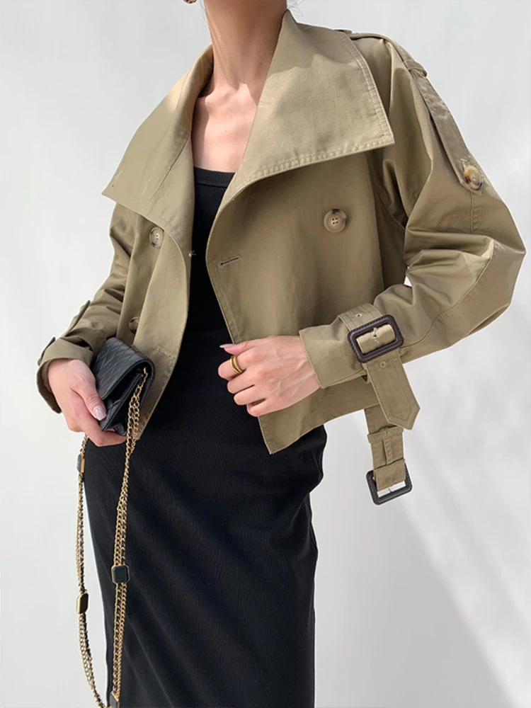 Early Autumn 2023 New In Niche Design Flip Collar Women Jacket with Belt Khaki Short Trench Fashion Tops Double Breasted 
Early Autumn 2023 New In Niche Design Flip Collar Women Jacket with Belt Khaki Short Trench Fashion Tops Double Breasted