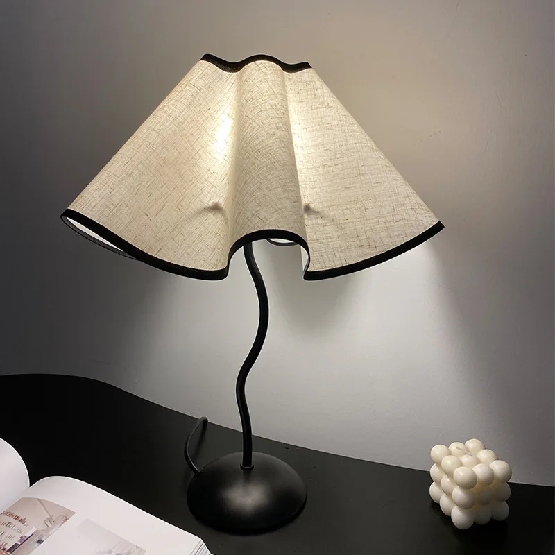 

Italian Petal Table Lamp Three-Position Dimmable Bedside Light Nordic Style Hotel Decor Table Lamp Villa Night Light Coffee Room