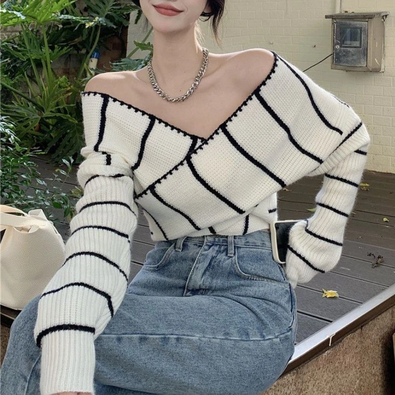 New Vintage V-neck Sexy Off-shoulder Long Sleeves Knitted Pullover Sweaters Y2k Clothes Short Tops Korean Fashion Coats
New Vintage V-neck Sexy Off-shoulder Long Sleeves Knitted Pullover Sweaters Y2k Clothes Short Tops Korean Fashion Coats
