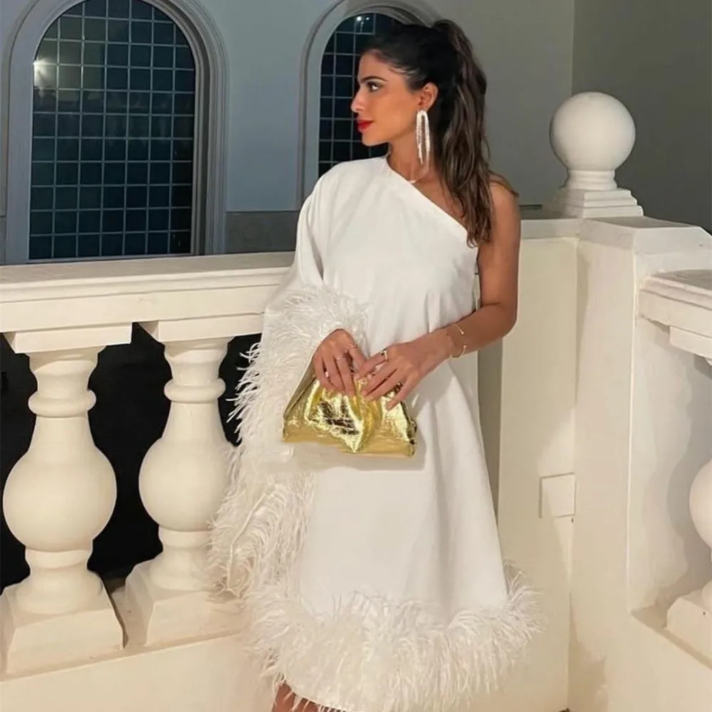 White Silk Satin A Line Prom Gowns One Shoulder Straight With Feather Saudi Arabia Long Evening Dress For Women
White Silk Satin A Line Prom Gowns One Shoulder Straight With Feather Saudi Arabia Long Evening Dress For Women