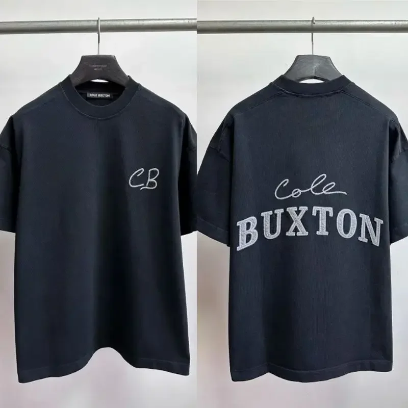 New Oversized Cole Buxton Tshirts Letter Logo Slogan Patch Embroidered Short Sleeved Tops Oversized CB y2k T-shirt for Men Women
New Oversized Cole Buxton Tshirts Letter Logo Slogan Patch Embroidered Short Sleeved Tops Oversized CB y2k T-shirt for Men Women