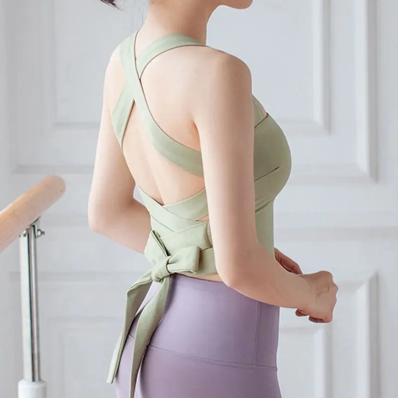Wearing a bra, fitness suspender, vest, and women's strap design with a cross shaped back top for running on the outside
Wearing a bra, fitness suspender, vest, and women's strap design with a cross shaped back top for running on the outside