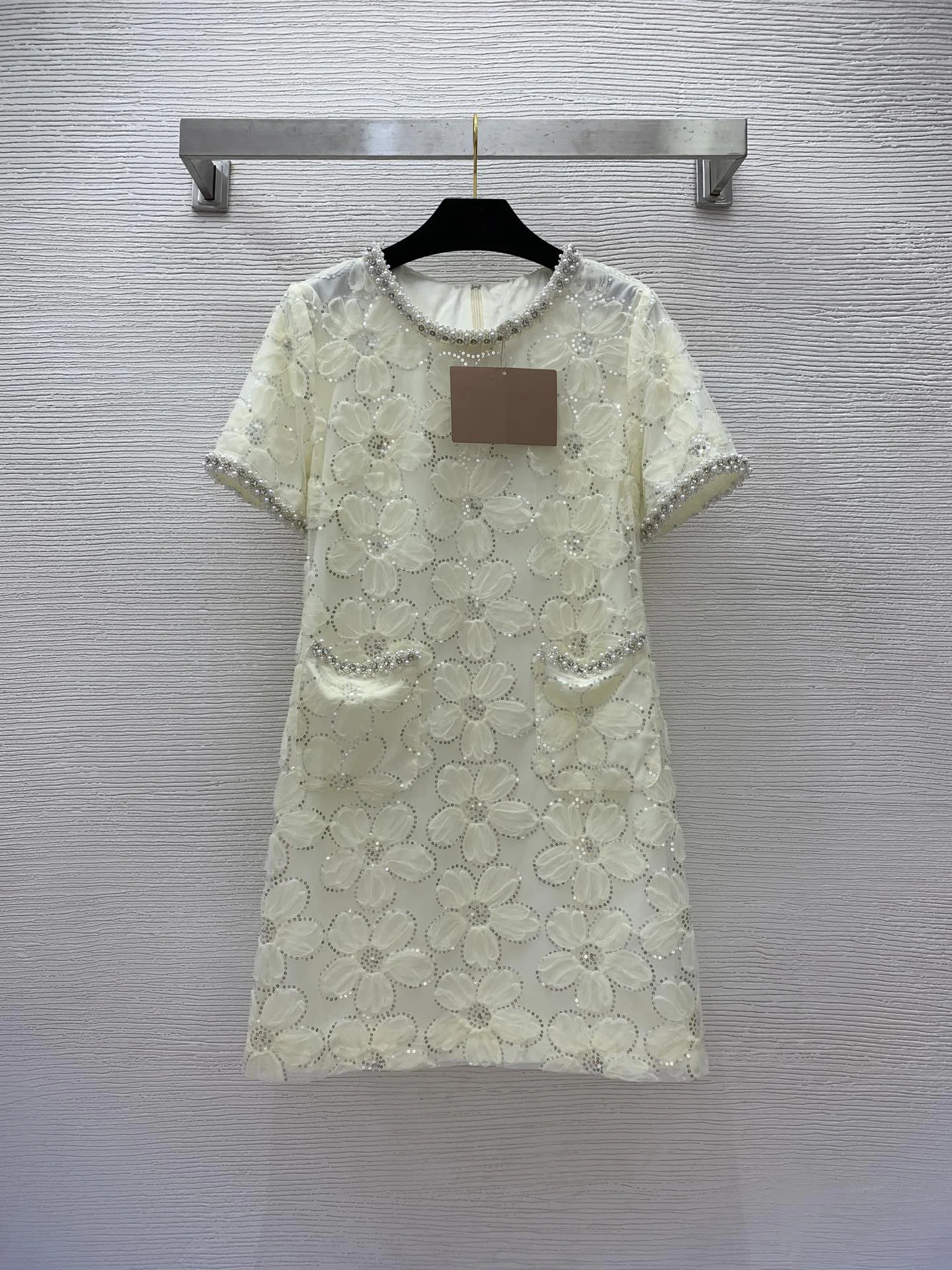 The temperament of A girl gentle style can be small A version of fashion all short sleeve dress
The temperament of A girl gentle style can be small A version of fashion all short sleeve dress