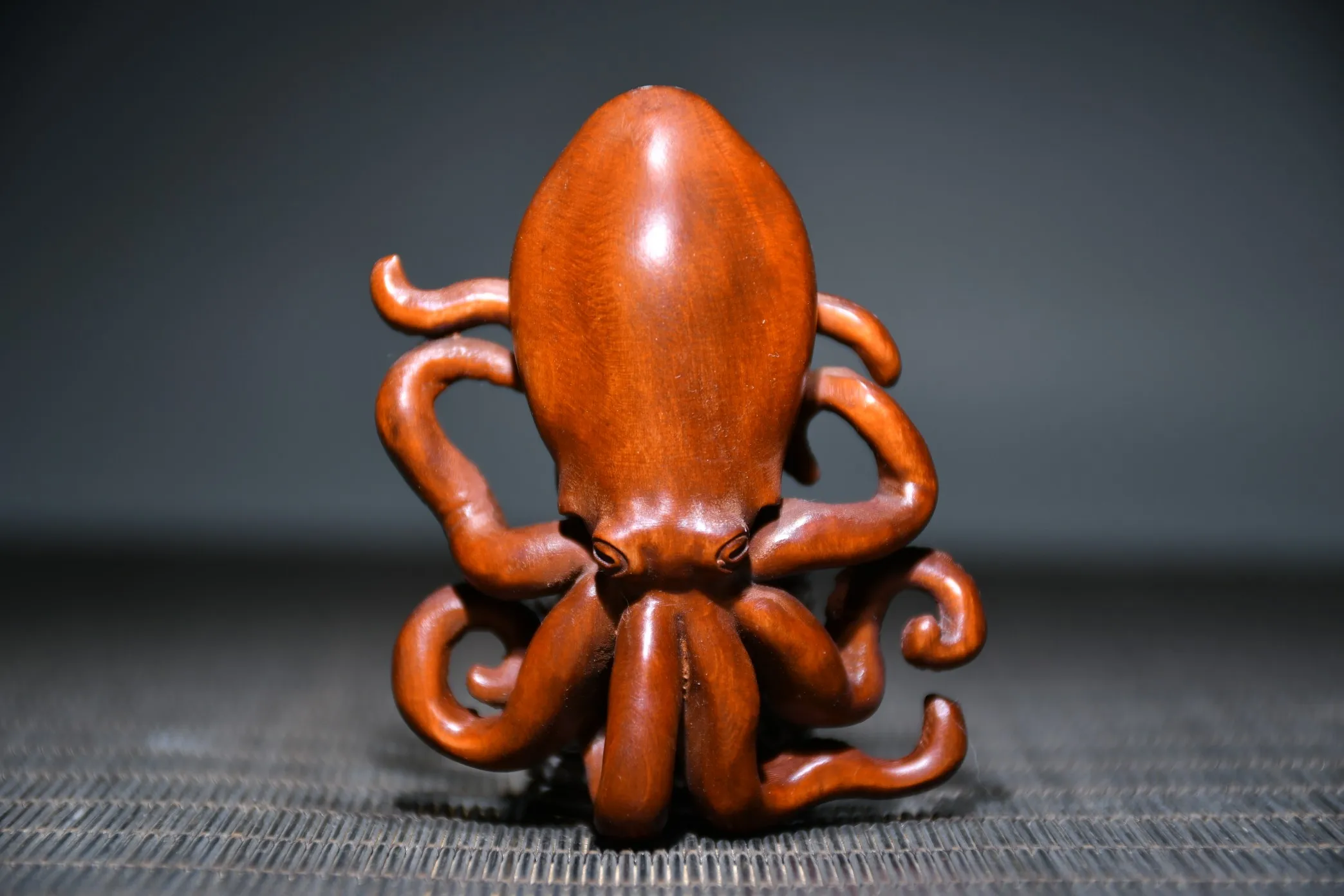 Маленькие резные декоративные украшения в виде осьминога из бокса 
Маленькие резные декоративные украшения в виде осьминога из бокса