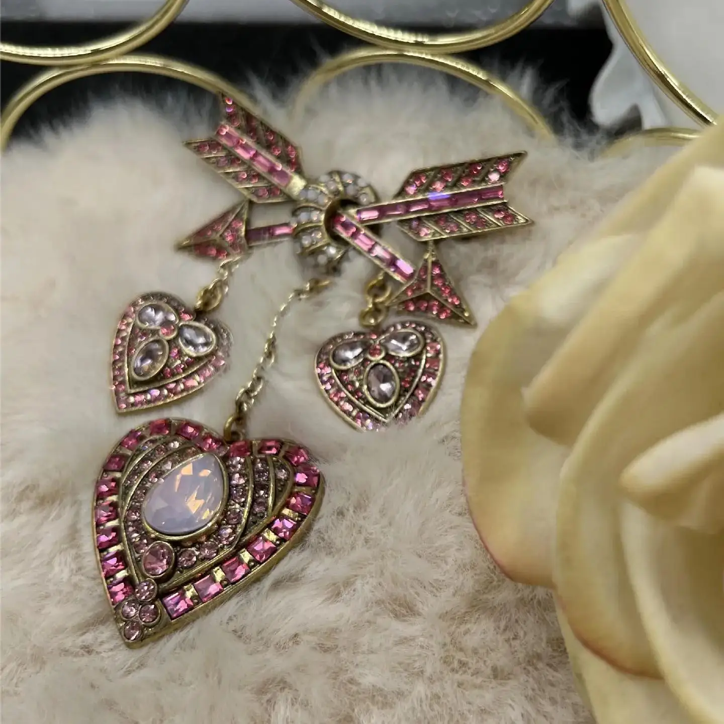 Elegant Light Luxury French purple heart-shaped high-end Brooches For Women Dress Coat Designer Brooch Pins Jewelry Accessories
Elegant Light Luxury French purple heart-shaped high-end Brooches For Women Dress Coat Designer Brooch Pins Jewelry Accessories