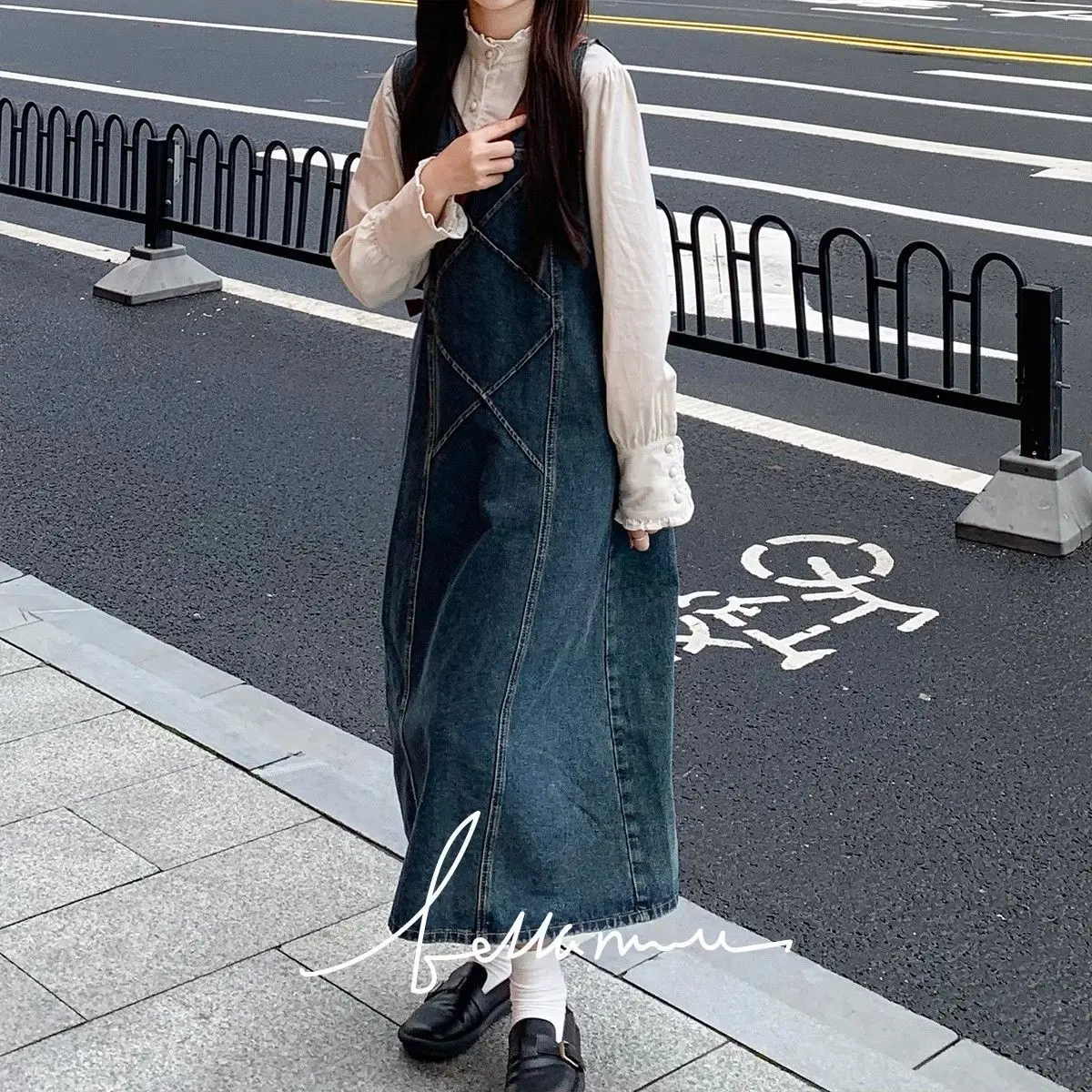V-neck denim do old washed blue straight vest dresses versatile dress 2024 new very thin women's skirt
V-neck denim do old washed blue straight vest dresses versatile dress 2024 new very thin women's skirt