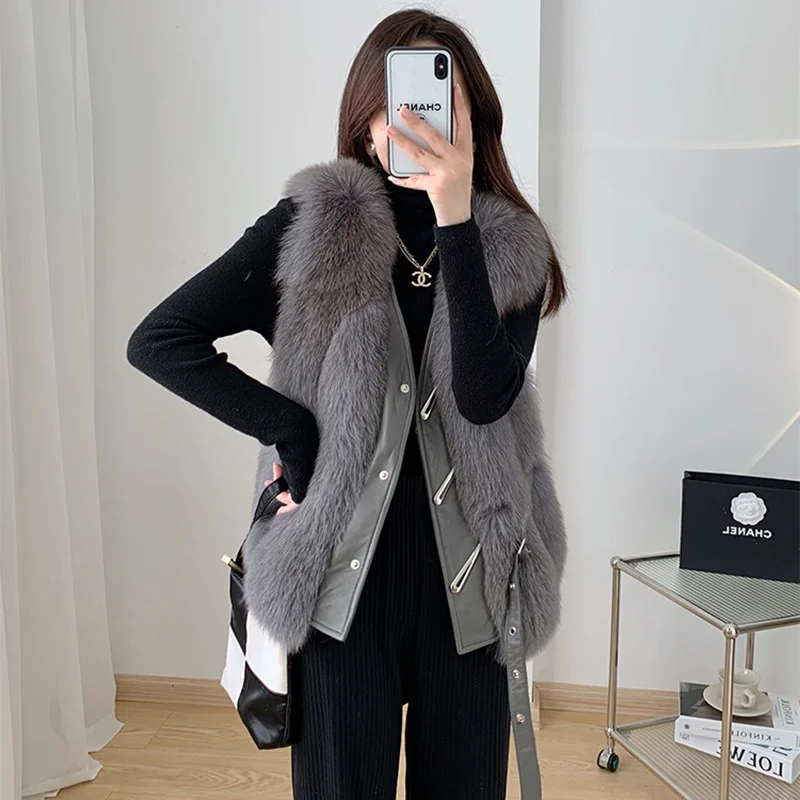 Жилет из лисьего меха, зимний женский мягкий модный короткий жилет с V-образным вырезом из овечьей кожи, облегающий приталенный жилет без рукавов из натурального меха
Жилет из лисьего меха, зимний женский мягкий модный короткий жилет с V-образным вырезом из овечьей кожи, облегающий приталенный жилет без рукавов из натурального меха