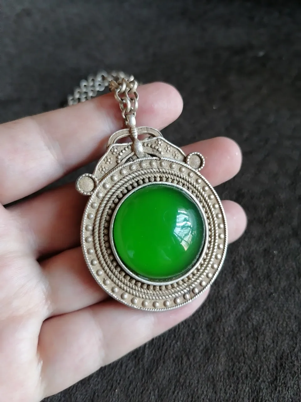 Antique Collection Old Silver Inlaid Green Emerald Ring Face Sign Pendant Necklace
Antique Collection Old Silver Inlaid Green Emerald Ring Face Sign Pendant Necklace