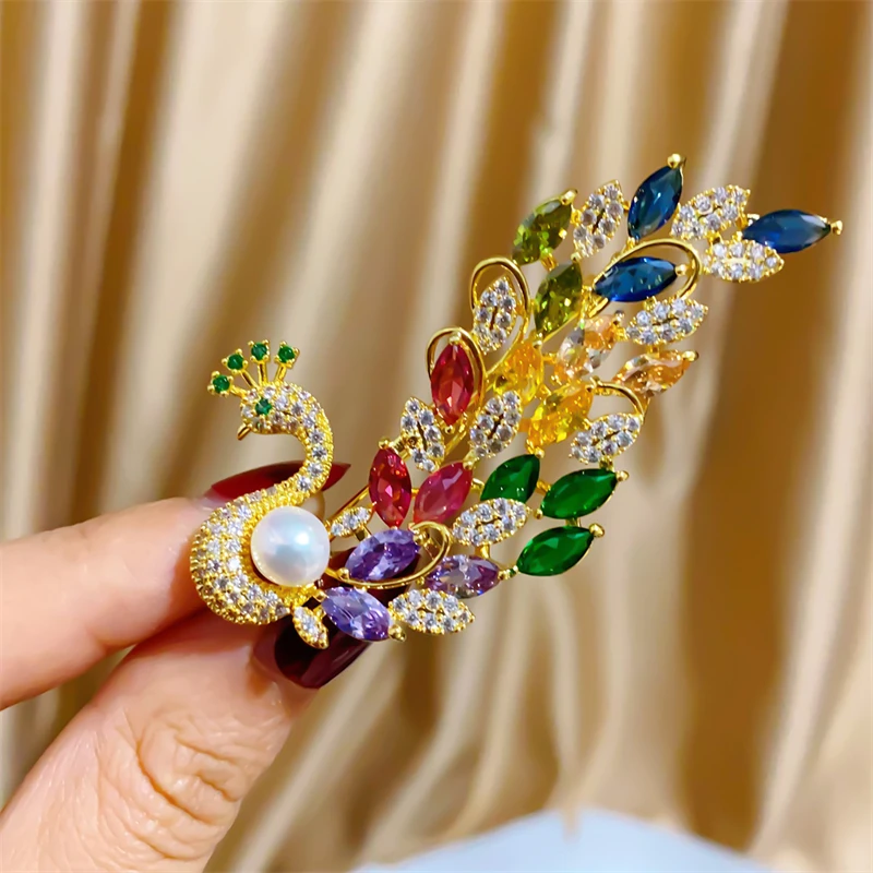 New Colorful Micro-zircon Peacock Brooch Luxury Design Temperament Freshwater Pearl Corsage Autumn Winter Coat Accessories Pins
New Colorful Micro-zircon Peacock Brooch Luxury Design Temperament Freshwater Pearl Corsage Autumn Winter Coat Accessories Pins