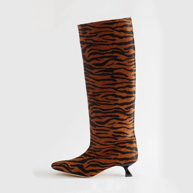 Arden Furtado 2023 Autumn Women's Brown leopard print Knee high boots Square toe Patchwork Middle heel Sexy Modern boots
Arden Furtado 2023 Autumn Women's Brown leopard print Knee high boots Square toe Patchwork Middle heel Sexy Modern boots