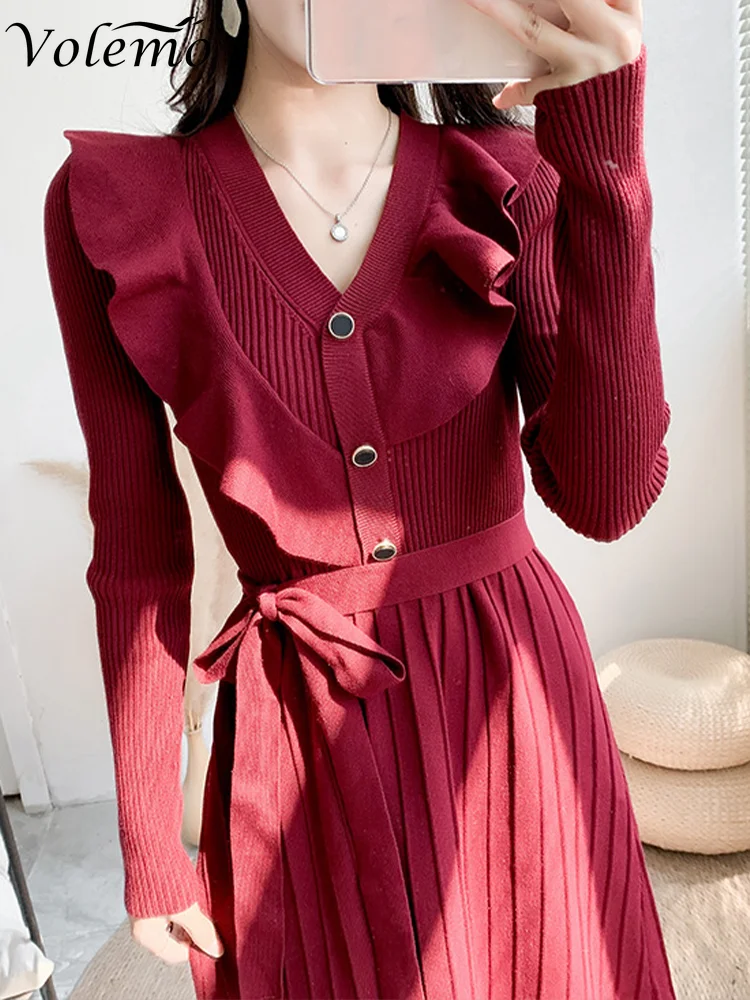 

Женское трикотажное платье-свитер средней длины, с длинным рукавом