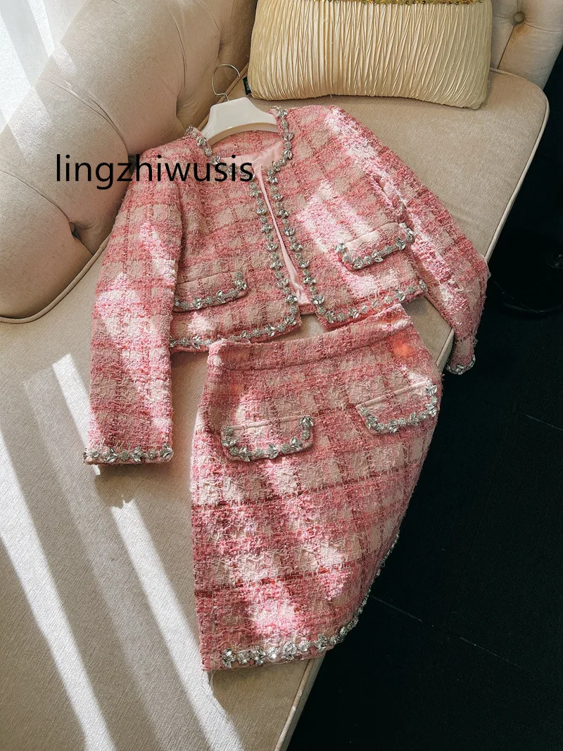 Women Plaid Set Pink Noble French Handmade Diamond Top Quality Elegant Ladies Outerwear Skirt Suit Twinset New Arrive
Women Plaid Set Pink Noble French Handmade Diamond Top Quality Elegant Ladies Outerwear Skirt Suit Twinset New Arrive