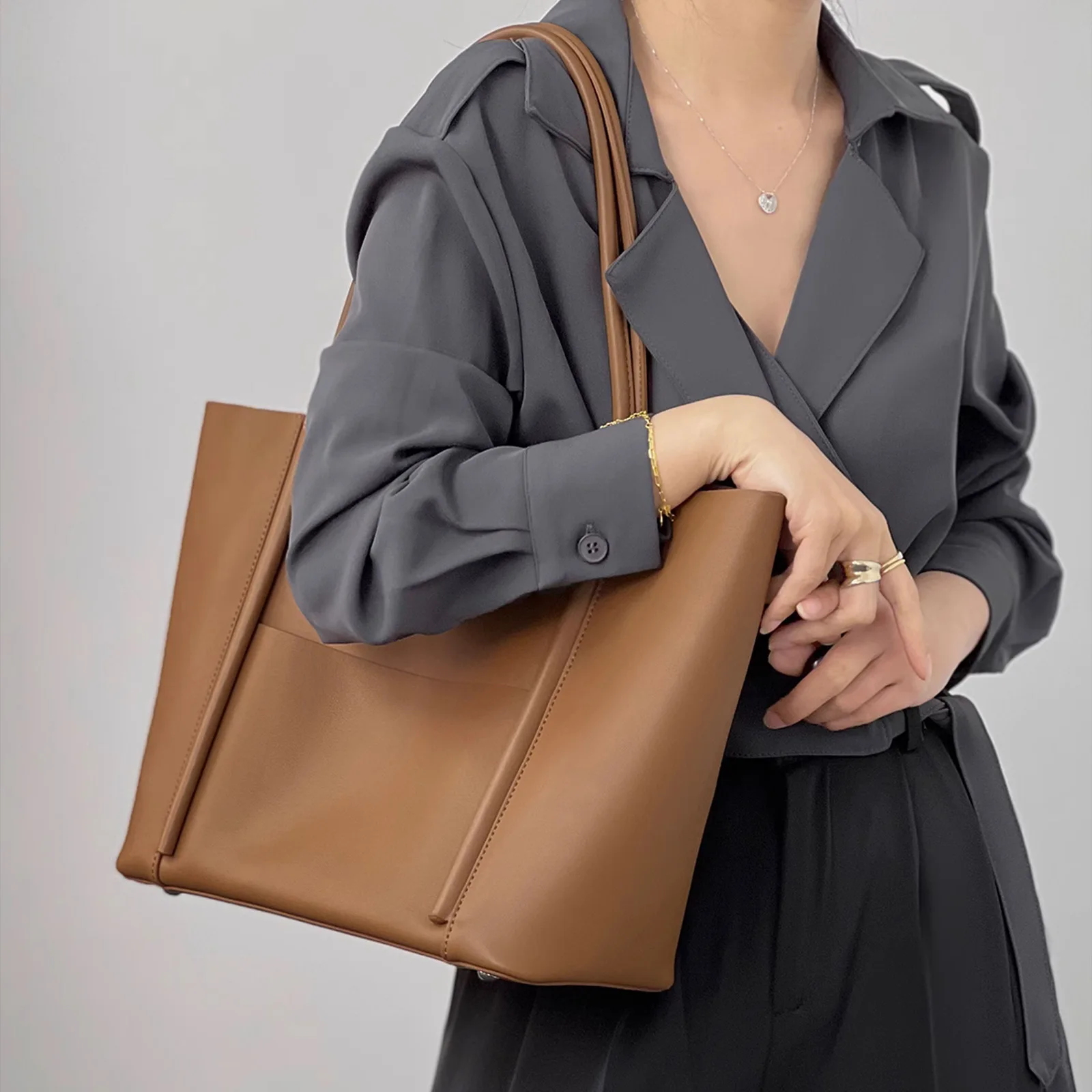 2023 New Genuine Leather Women's Bag Tote Bag Handheld Big Bag Cowhide Commuter Shoulder Bag Women's Large Capacity
2023 New Genuine Leather Women's Bag Tote Bag Handheld Big Bag Cowhide Commuter Shoulder Bag Women's Large Capacity