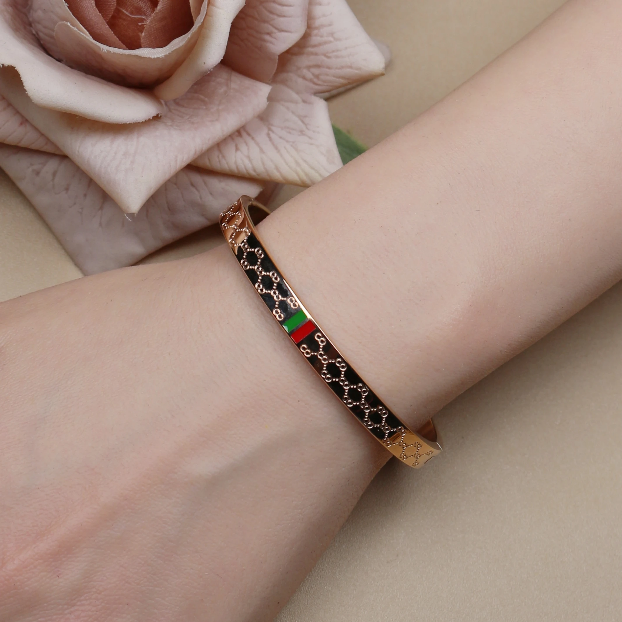 18 K Gold Plated Stainless Steel 55 MM Red/Green Bangles , Fashionable Jewelry For Men And Women Wholesale 18 K Gold Plated Stainless Steel 55 MM Red/Green Bangles , Fashionable Jewelry For Men And Women Wholesale