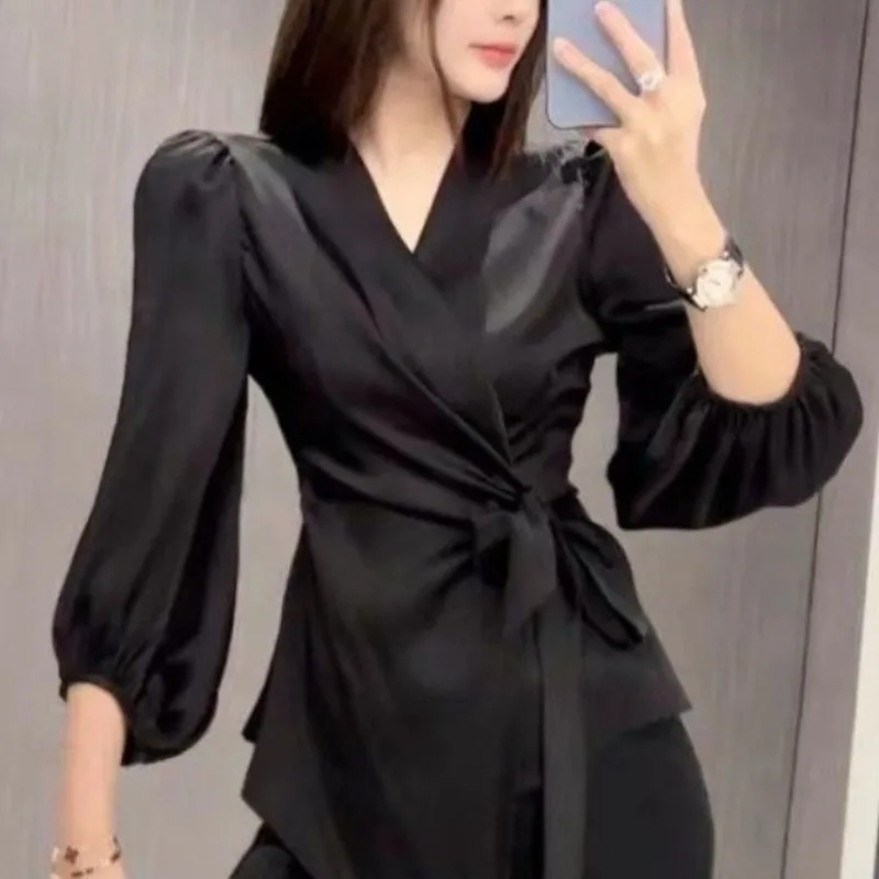 French Light Mature Style Early Autumn Satin Women's 2024 Summer Pullover V-neck Bandage Solid Color Waist Long Sleeved Tops
French Light Mature Style Early Autumn Satin Women's 2024 Summer Pullover V-neck Bandage Solid Color Waist Long Sleeved Tops