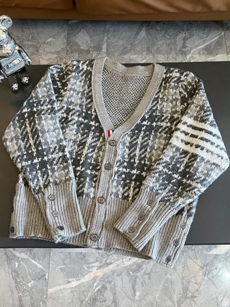 Autumn Cardigan New Wool V-neck Striped Plaid Men Cardigan Women Classic Four Stripes Women Knit Sweater Coat
Autumn Cardigan New Wool V-neck Striped Plaid Men Cardigan Women Classic Four Stripes Women Knit Sweater Coat