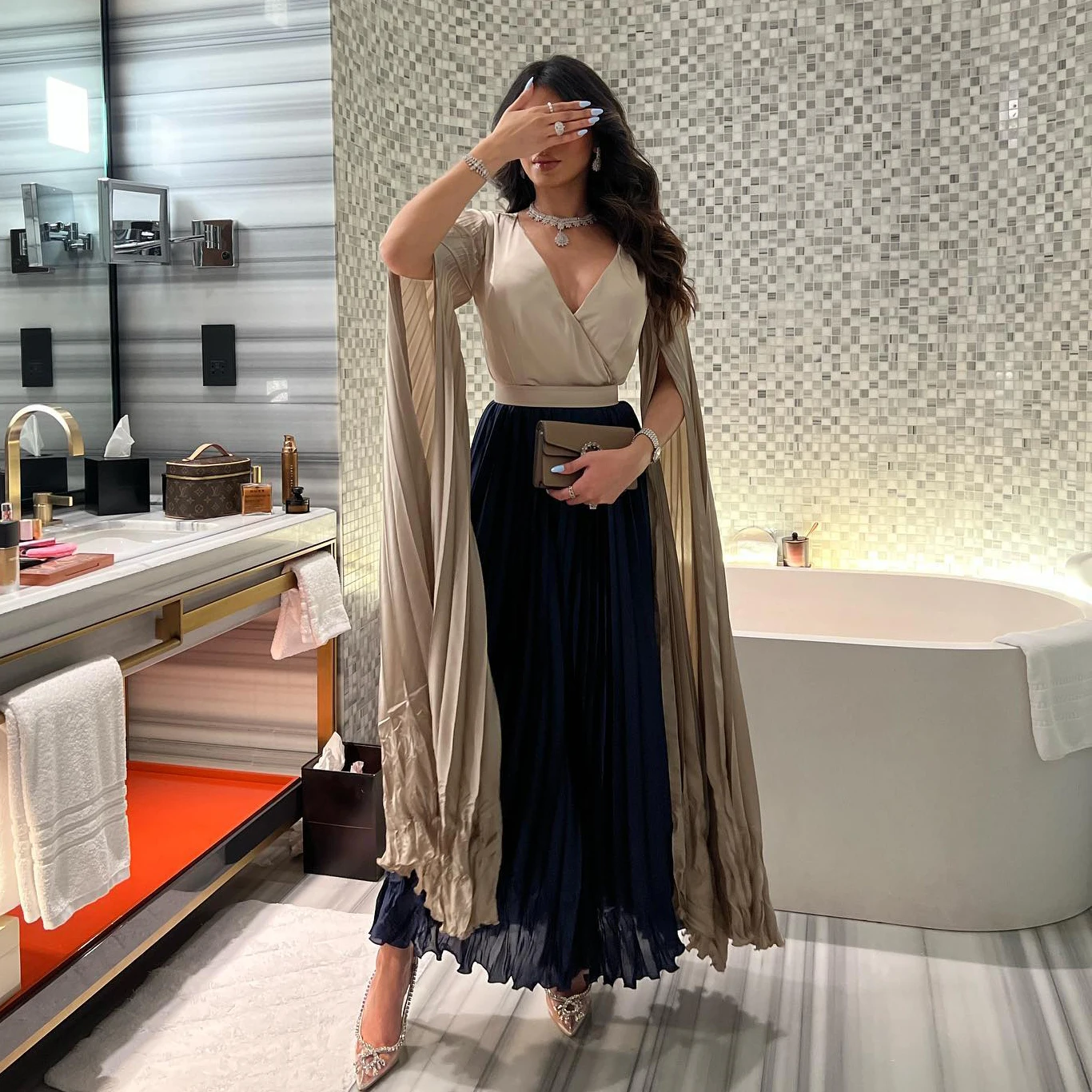 OEING V-Neck Luxury Formal Evening Dresses Floater Pleat Long Sleeves فساتين سهرة Ankle Length Elegant Prom Growns Party Women
OEING V-Neck Luxury Formal Evening Dresses Floater Pleat Long Sleeves فساتين سهرة Ankle Length Elegant Prom Growns Party Women