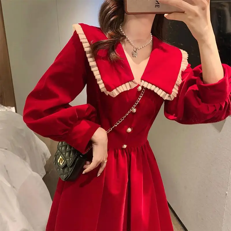 Женское трикотажное платье-трапеция с длинным рукавом, на пуговицах 
Женское трикотажное платье-трапеция с длинным рукавом, на пуговицах