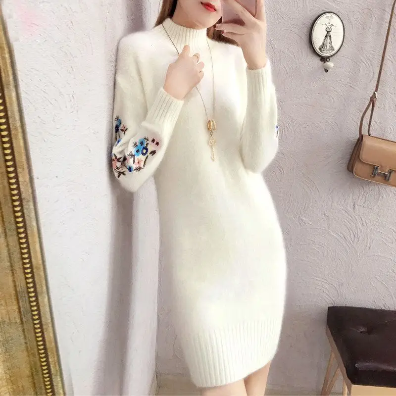 Women's Dress Plush Thickened Autumn and Winter New Mid length Embroidered Loose Sleeve Knitted Bottom Shirt
Women's Dress Plush Thickened Autumn and Winter New Mid length Embroidered Loose Sleeve Knitted Bottom Shirt