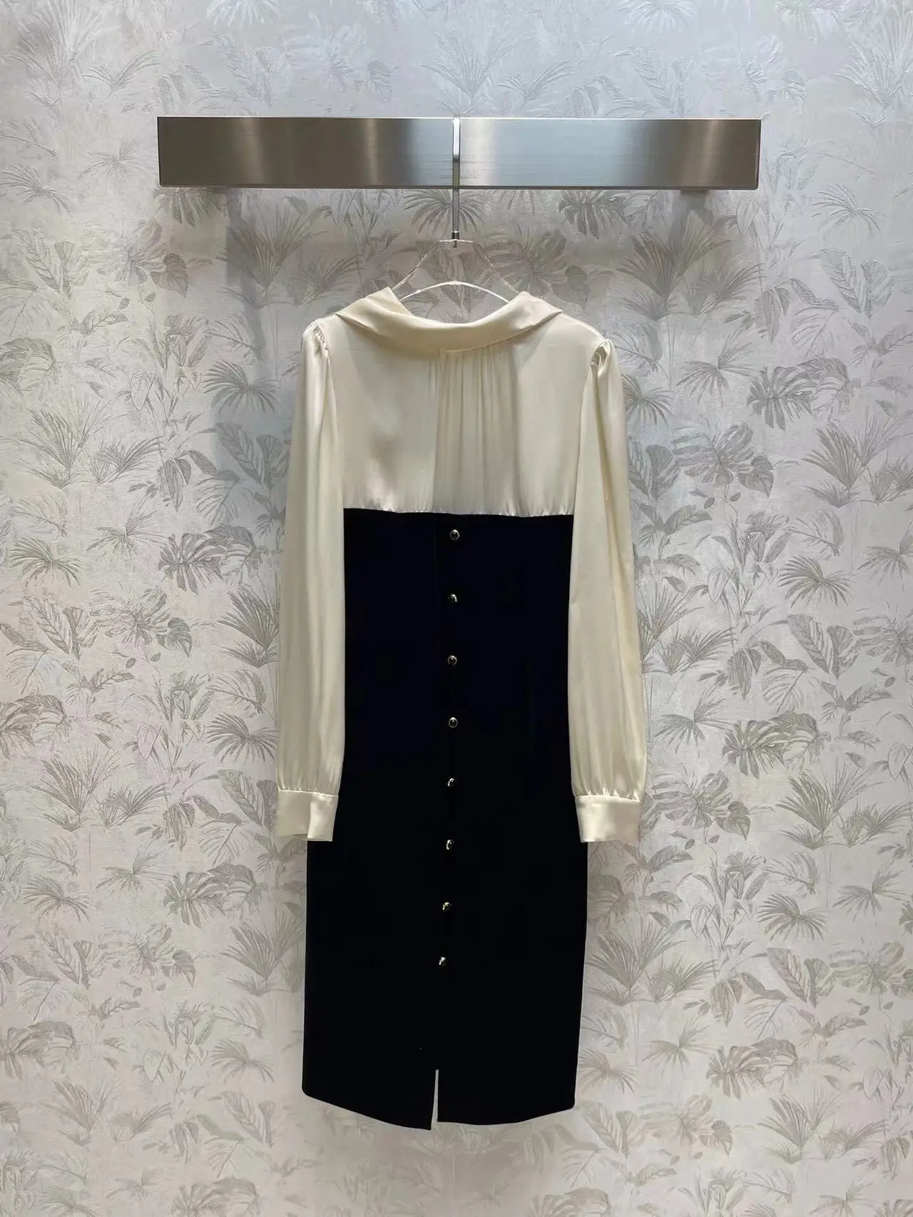 Fyion 2023 Spring Summer Newest Fashion Runway Midi Dress Women's Retro Color Patchwork Designer Top Line Hot Sale Dress
Fyion 2023 Spring Summer Newest Fashion Runway Midi Dress Women's Retro Color Patchwork Designer Top Line Hot Sale Dress