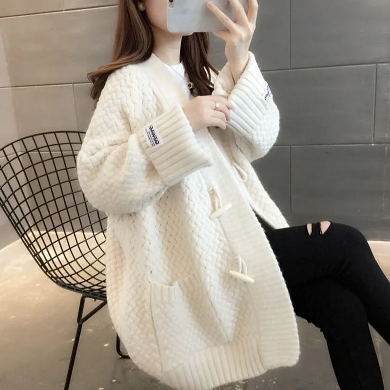 2023 Autumn Winter Fashion Women Sweater Striped Cow Horn Button V-Neck Knit Sweater Casual Loose Thicken Warm Cardigan Sweater
2023 Autumn Winter Fashion Women Sweater Striped Cow Horn Button V-Neck Knit Sweater Casual Loose Thicken Warm Cardigan Sweater