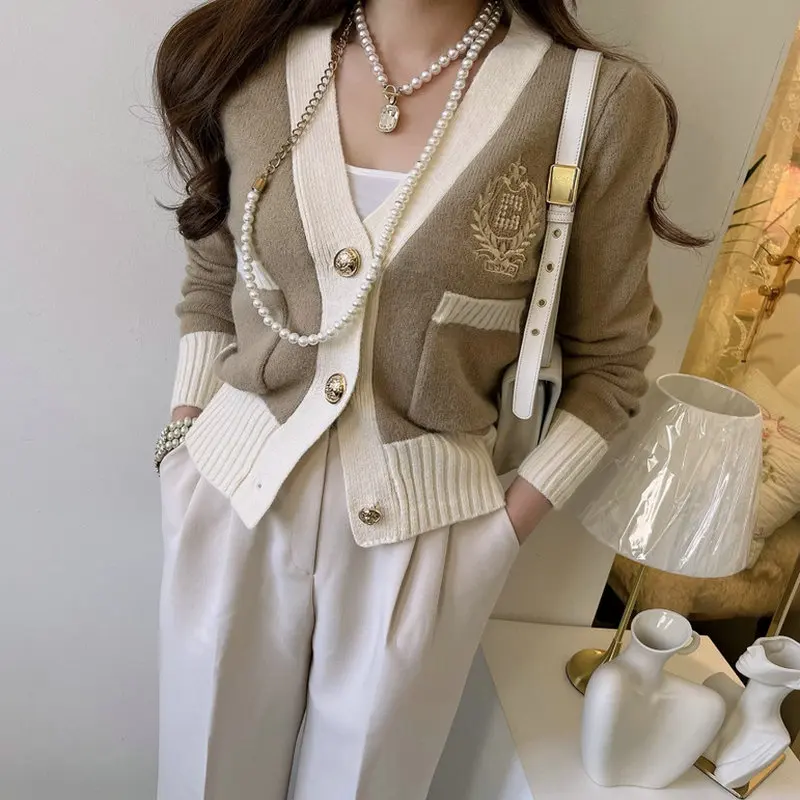 Elegant Vintage Knit Cardigan Women Sweater 2023 Winter Long Sleeve V-neck Stylish Chic Ladies Crop Tops Knitwear Jumper
Elegant Vintage Knit Cardigan Women Sweater 2023 Winter Long Sleeve V-neck Stylish Chic Ladies Crop Tops Knitwear Jumper