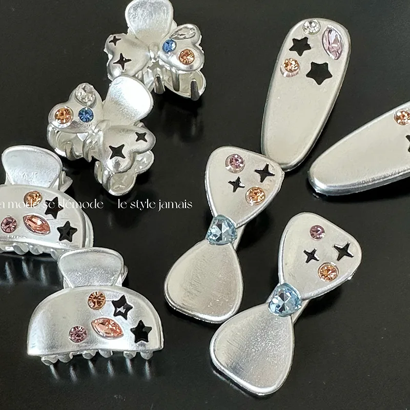 Мини-заколки для волос Y2K маленького размера из металлического сплава с геометрическим кристаллом в форме банта и звезд, зажимы для волос в форме акулы, захватывающие женские аксессуары для волос 
Мини-заколки для волос Y2K маленького размера из металлического сплава с геометрическим кристаллом в форме банта и звезд, зажимы для волос в форме акулы, захватывающие женские аксессуары для волос