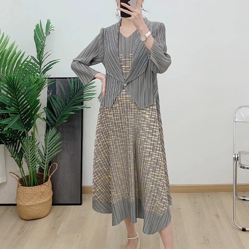 COZOK 2024 Spring New Solid Color Loose Single Button Pleated Coat + Irregular Big Size Simple Dress Two-piece Sets WT3075
COZOK 2024 Spring New Solid Color Loose Single Button Pleated Coat + Irregular Big Size Simple Dress Two-piece Sets WT3075