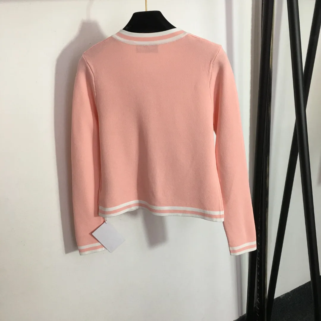 2023 Latest Customized Letter Gold Button Stripe Color Matching Round Neck Long Sleeve Knitted Cardigan Jacket
2023 Latest Customized Letter Gold Button Stripe Color Matching Round Neck Long Sleeve Knitted Cardigan Jacket