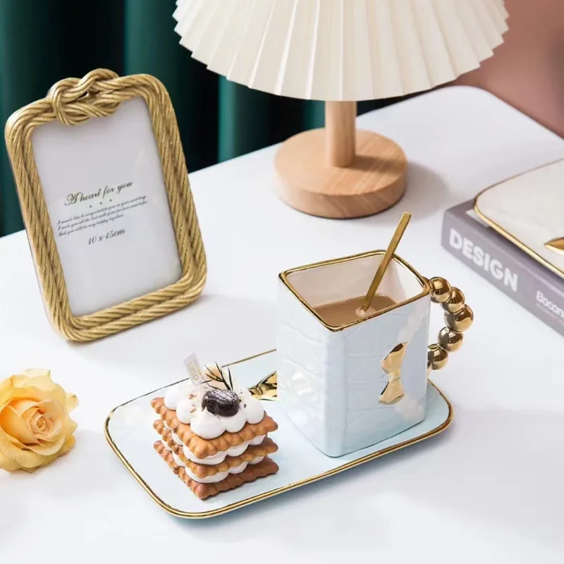 Elegant Coffee Mug and Saucer Set Creative Bag Shape Dim Sum Ceramic Plate Business Gift Coffee Mugs with Tray Free Shipping
Elegant Coffee Mug and Saucer Set Creative Bag Shape Dim Sum Ceramic Plate Business Gift Coffee Mugs with Tray Free Shipping