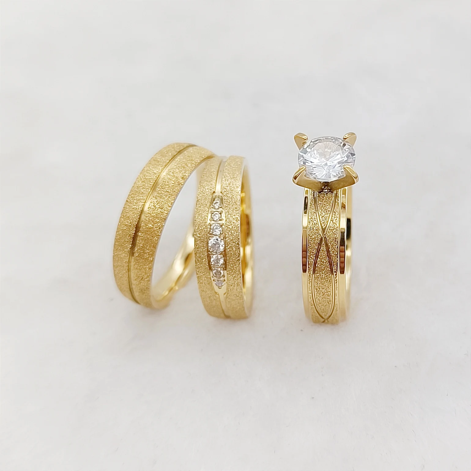 Alliances Matching cz Diamond Wedding Engagement Rings Bridal Set For Men and Women Frosted 24k Gold Plated Jewery
Alliances Matching cz Diamond Wedding Engagement Rings Bridal Set For Men and Women Frosted 24k Gold Plated Jewery
