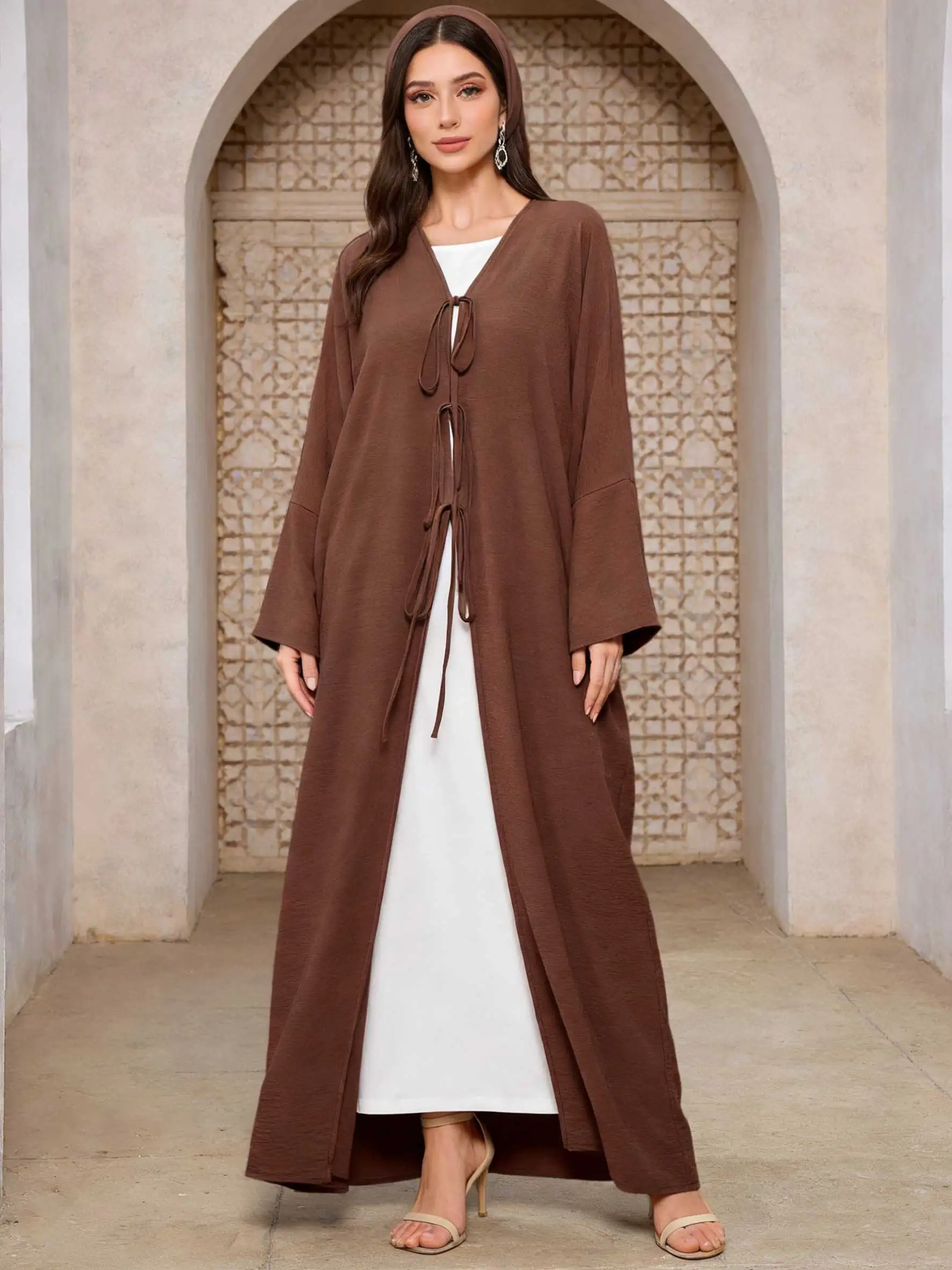 عباءة أنيقة بلون بني داكن بياقة على شكل V وربطة أمامية، فضفاضة مع أكمام انسيابية، قفطان مغربي للنساء المسلمات، جلابية رمضانية عباءة أنيقة بلون بني داكن بياقة على شكل V وربطة أمامية، فضفاضة مع أكمام انسيابية، قفطان مغربي للنساء المسلمات، جلابية رمضانية