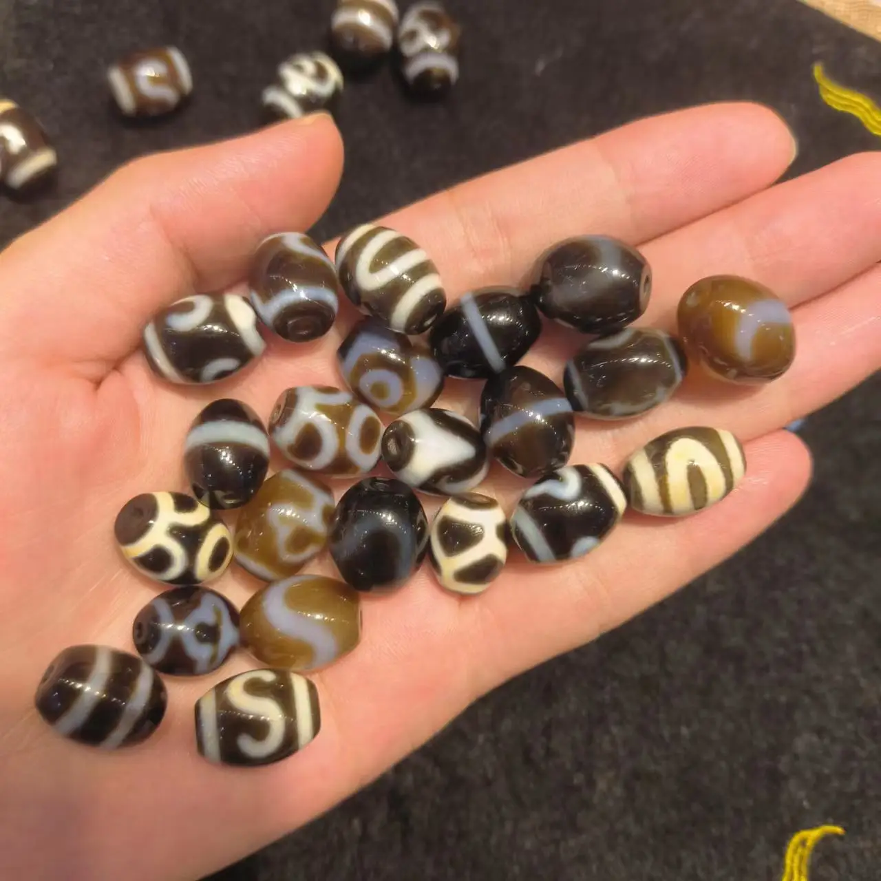 

1pcs/lot Natural Old Agate Dzi brown glossy old Various patterns diy bracelet necklace precious accessories gem jewelry amulet